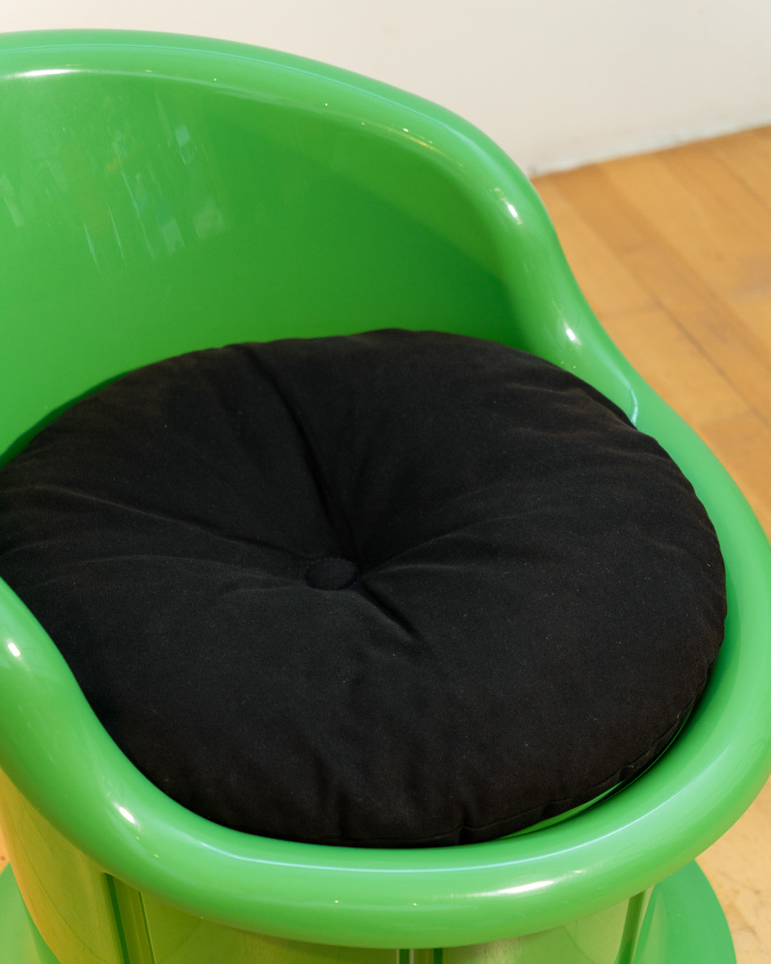 IKEA POPTORP 90s chair, green plastic, storage under seat, perfect for small spaces. Vecino Shop