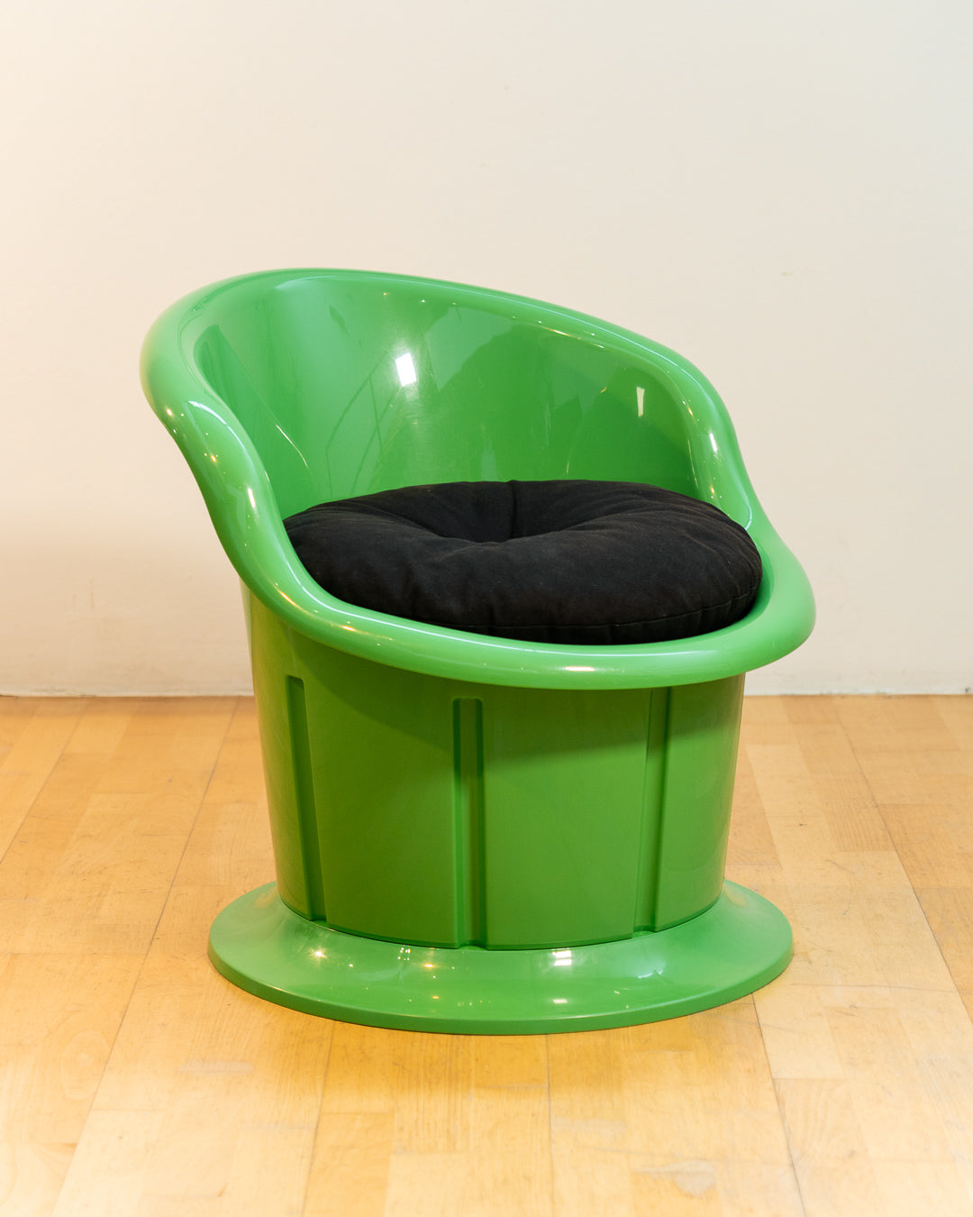 IKEA POPTORP 90s chair, green plastic, storage under seat, perfect for small spaces. Vecino Shop