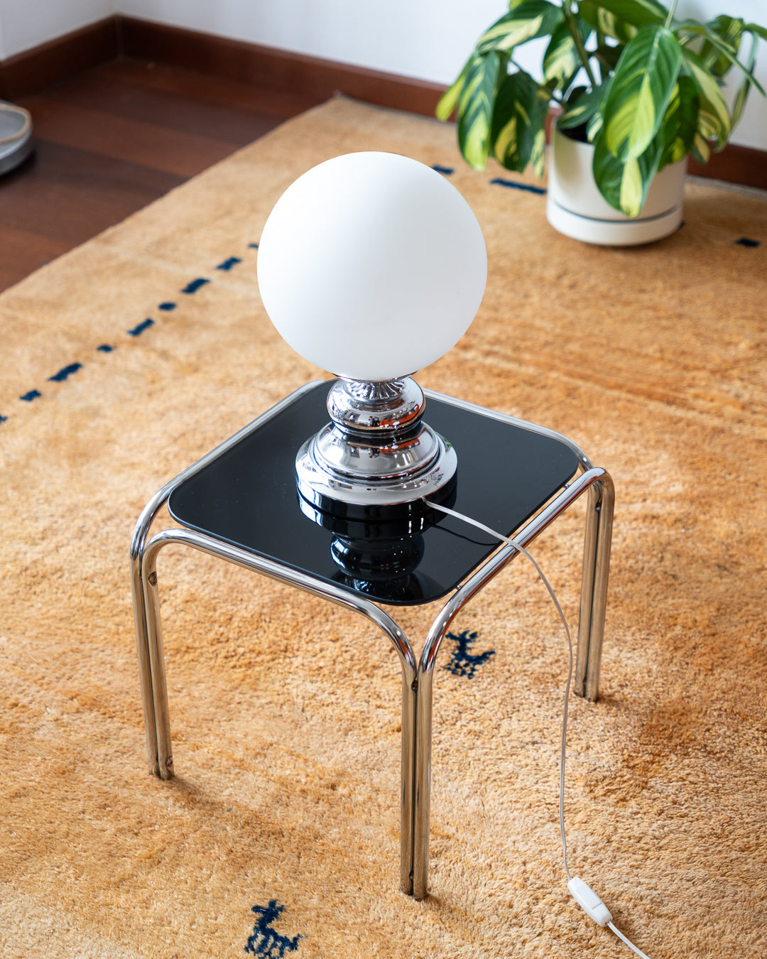 Vintage MCM Chrome Table Lamp with Opaline Globe – Art Deco Design

Striking vintage table lamp featuring a sculptural chrome base and a classic white opaline globe shade. The bold, rounded silhouette of the base brings mid-century atomic flair, while the smooth matte glow of the globe offers timeless softness. A stunning accent light for a console, bedside table, or reading nook
