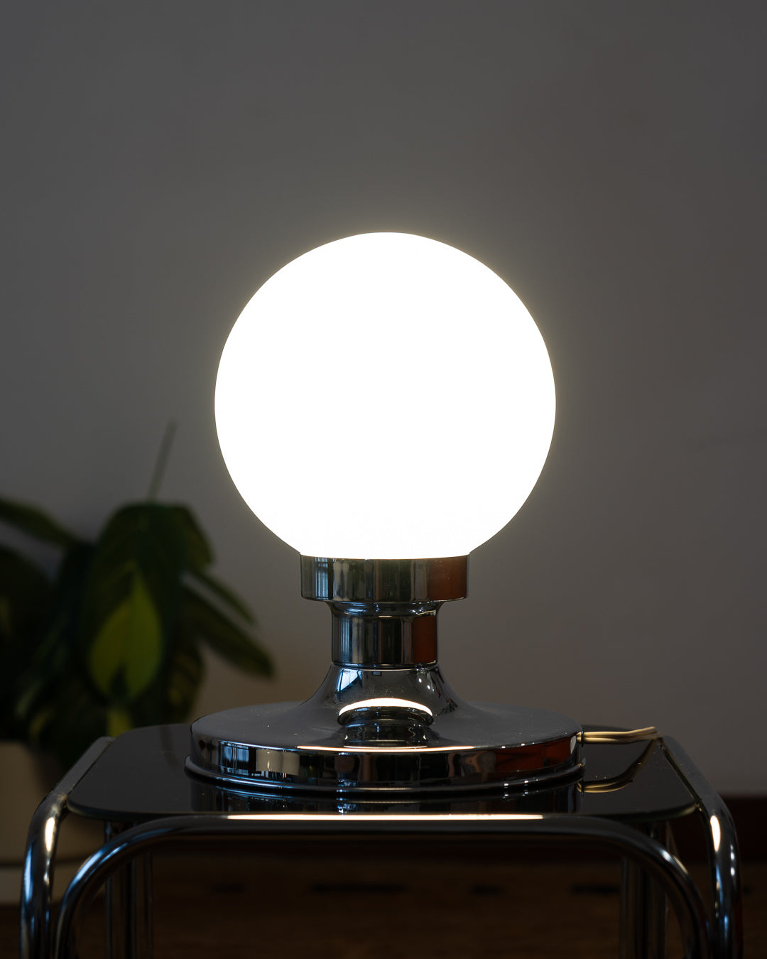 Vintage Estiluz space age table lamp with white opaline shade and chrome base – Vecino Shop