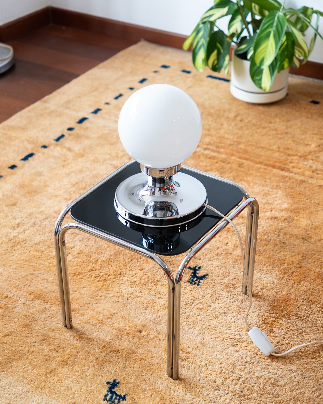 Vintage Estiluz space age table lamp with white opaline shade and chrome base – Vecino Shop