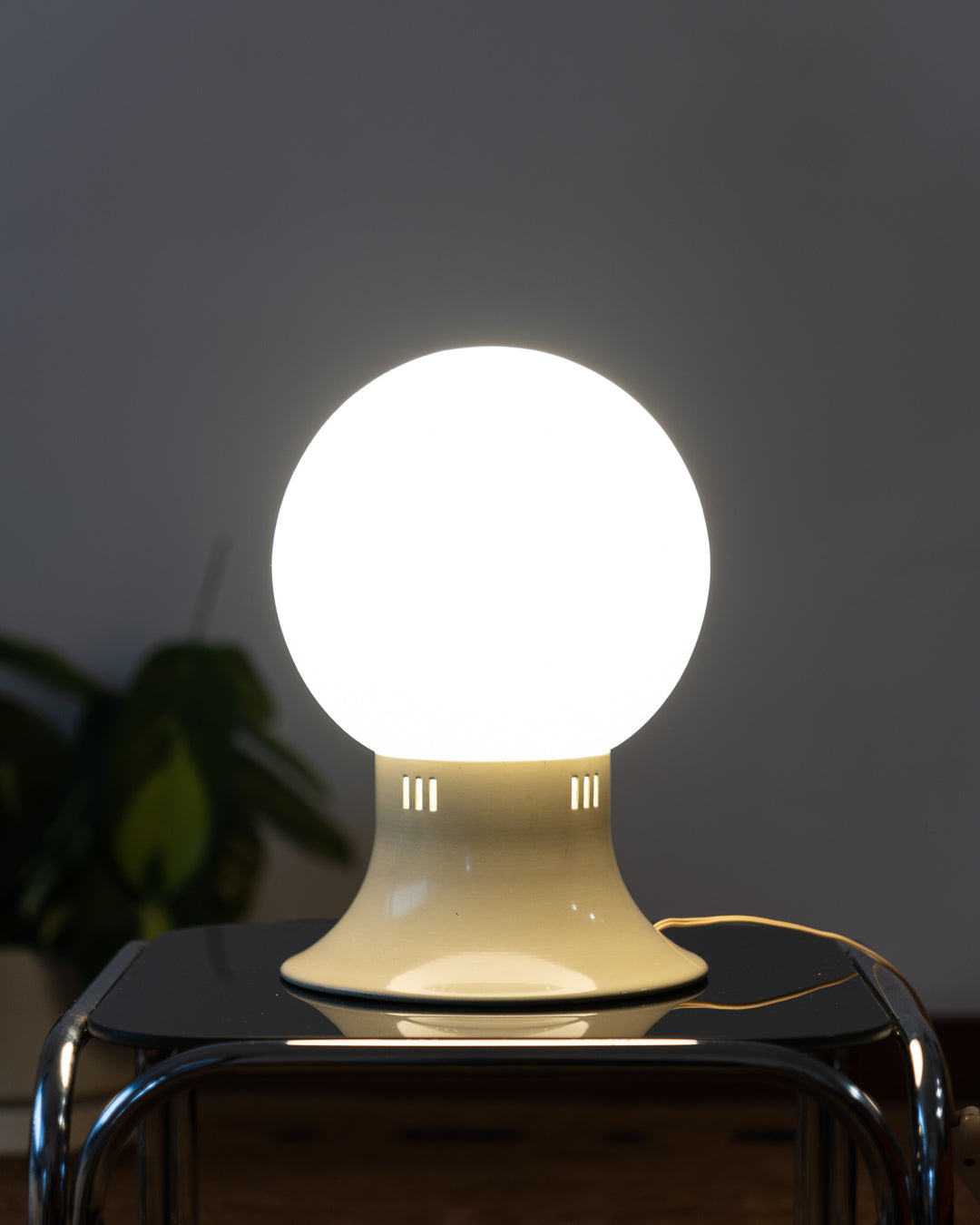 Vintage 1970s off-white opaline space age table lamp