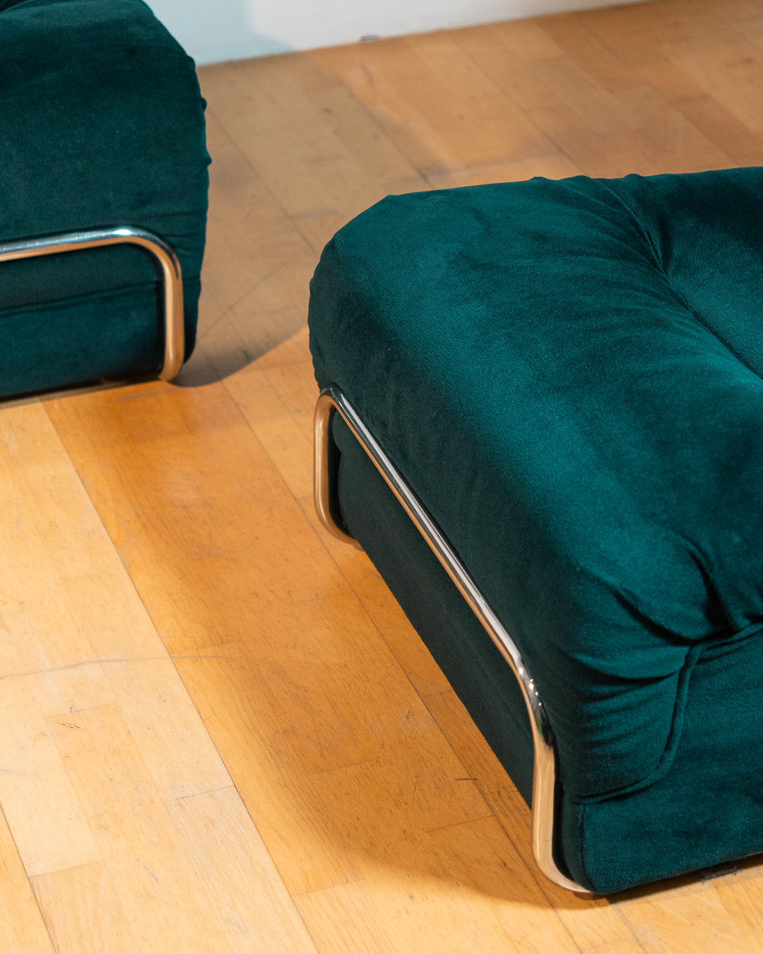 Vintage emerald green modular sectional sofa with tubular chrome structure, 1970s design, very good vintage condition. Vecino Shop