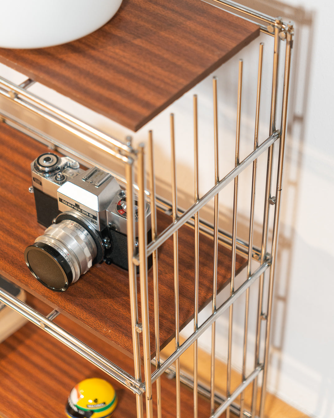 Rare 1960s Multistrux chrome modular shelving system with five shelves, mixed wood and metal shelves, restored vintage unit. Vecino Shop