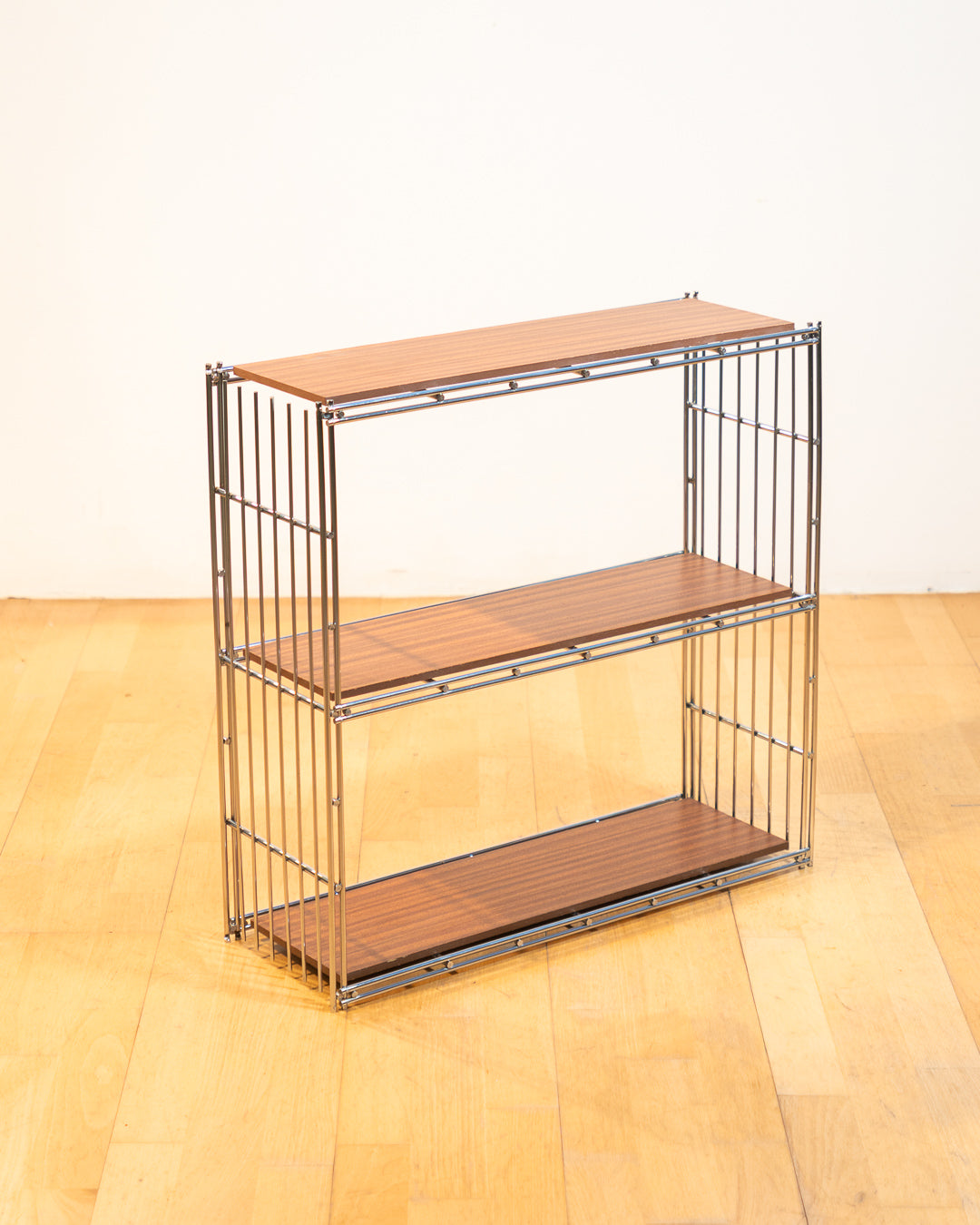 Rare 1960s Multistrux chrome modular shelving system with five shelves, mixed wood and metal shelves, restored vintage unit. Vecino Shop