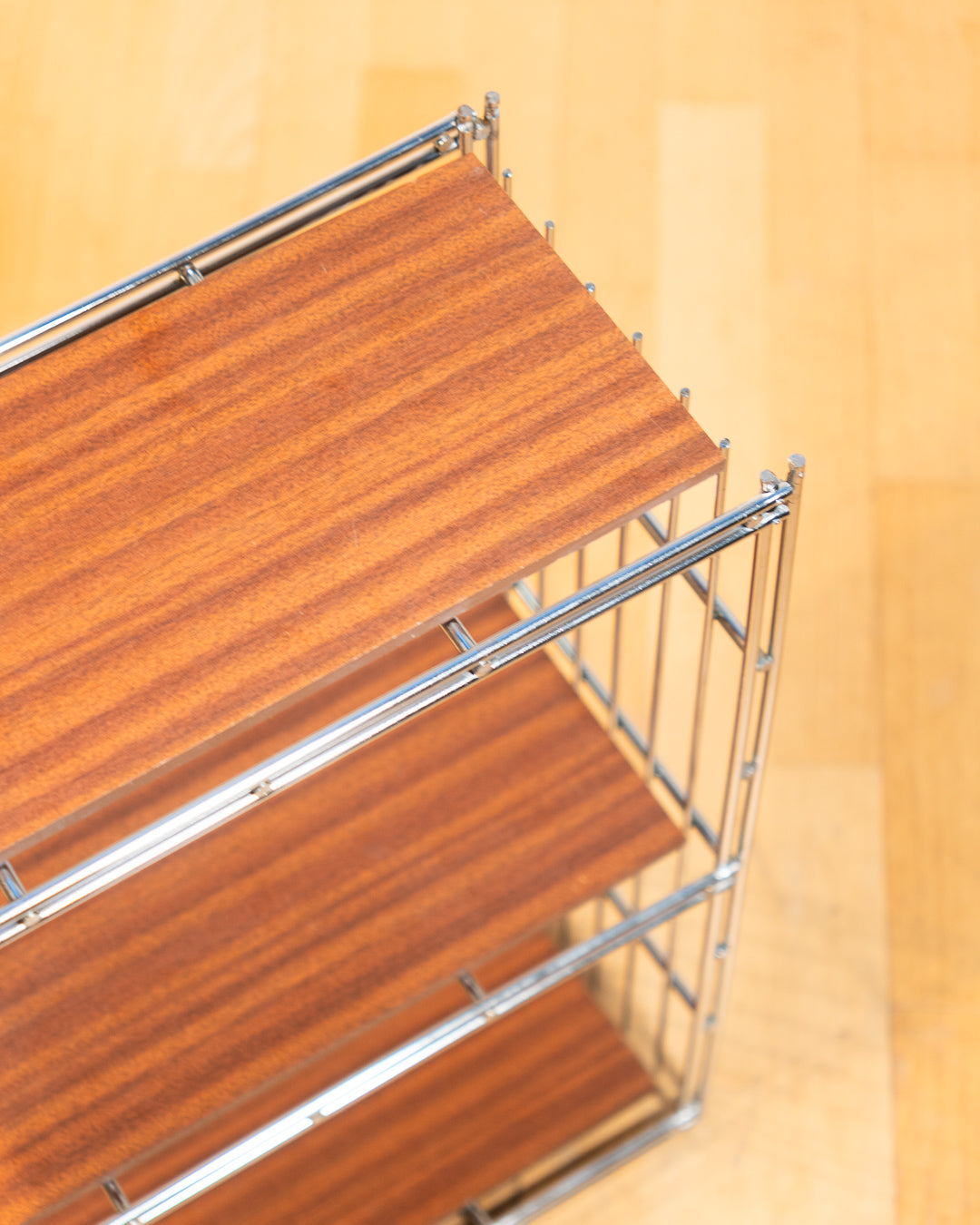 Rare 1960s Multistrux chrome modular shelving system with five shelves, mixed wood and metal shelves, restored vintage unit. Vecino Shop