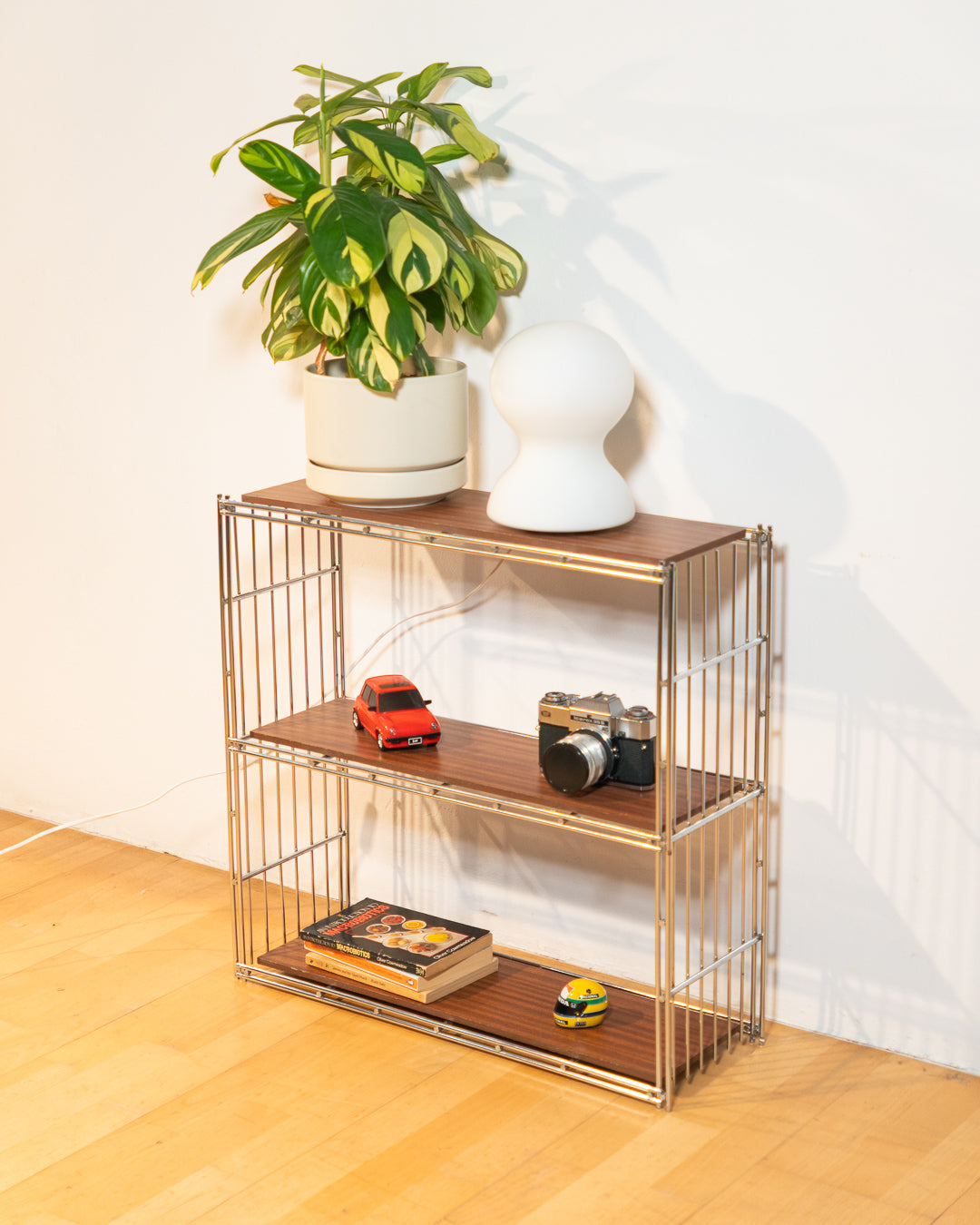 Rare 1960s Multistrux chrome modular shelving system with five shelves, mixed wood and metal shelves, restored vintage unit. Vecino Shop