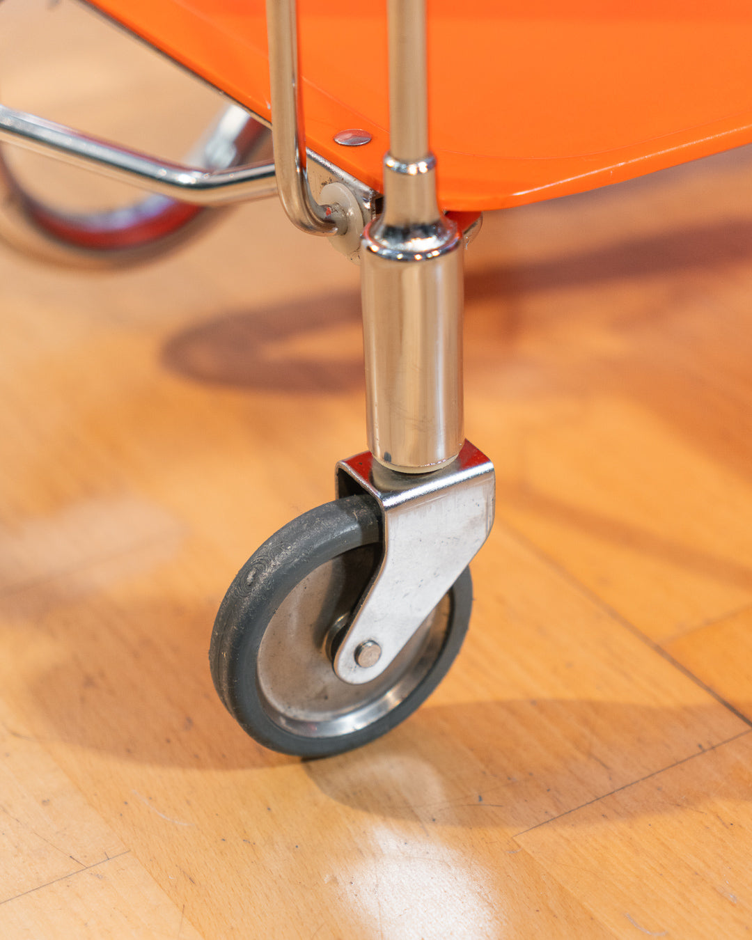 Vintage folding serving trolley 1960s, chrome frame with thin molded orange plastic trays, compact foldable bar cart, Mid-Century / Space Age style, attributed HG Voni – Vecino Shop