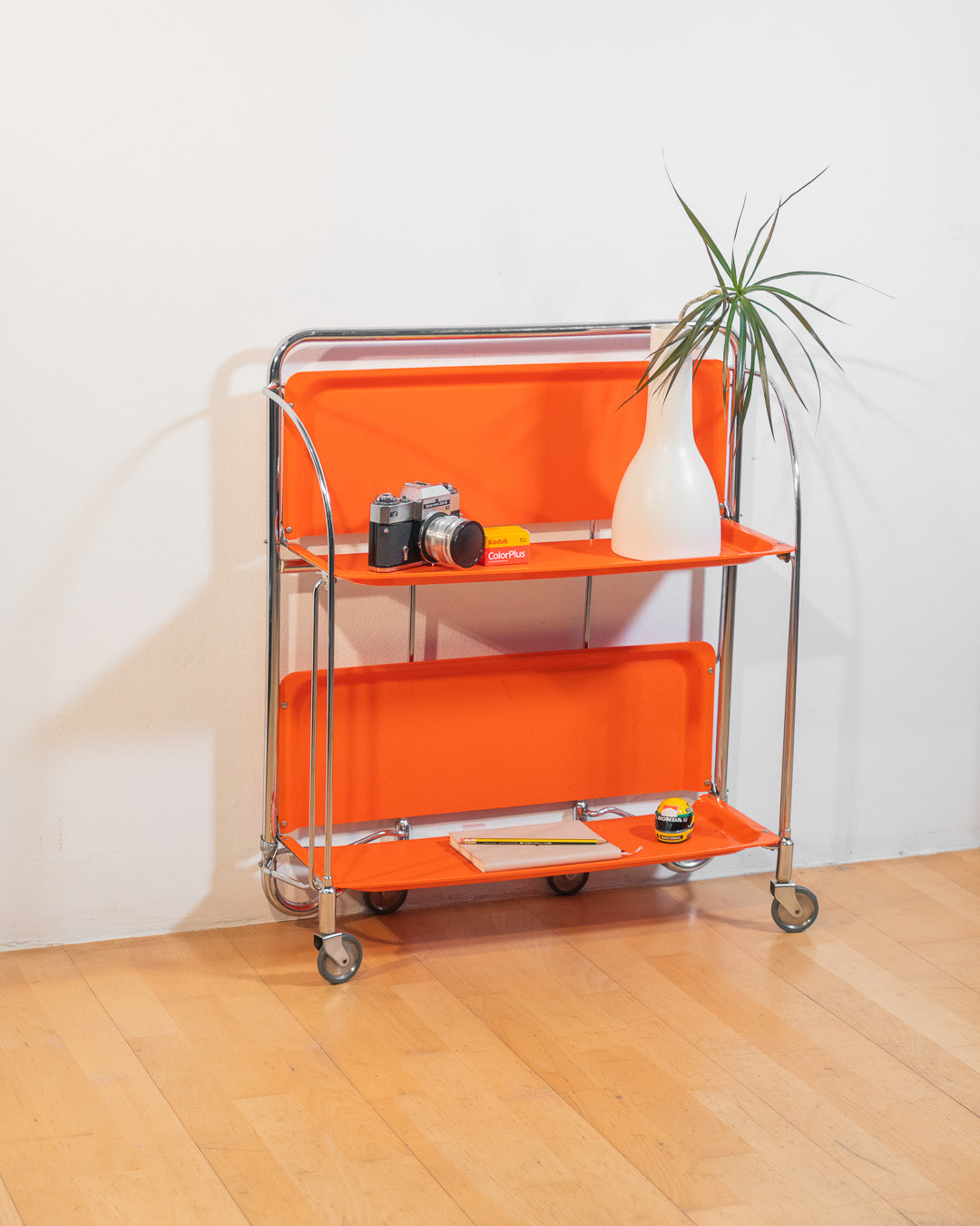 Vintage folding serving trolley 1960s, chrome frame with thin molded orange plastic trays, compact foldable bar cart, Mid-Century / Space Age style, attributed HG Voni – Vecino Shop