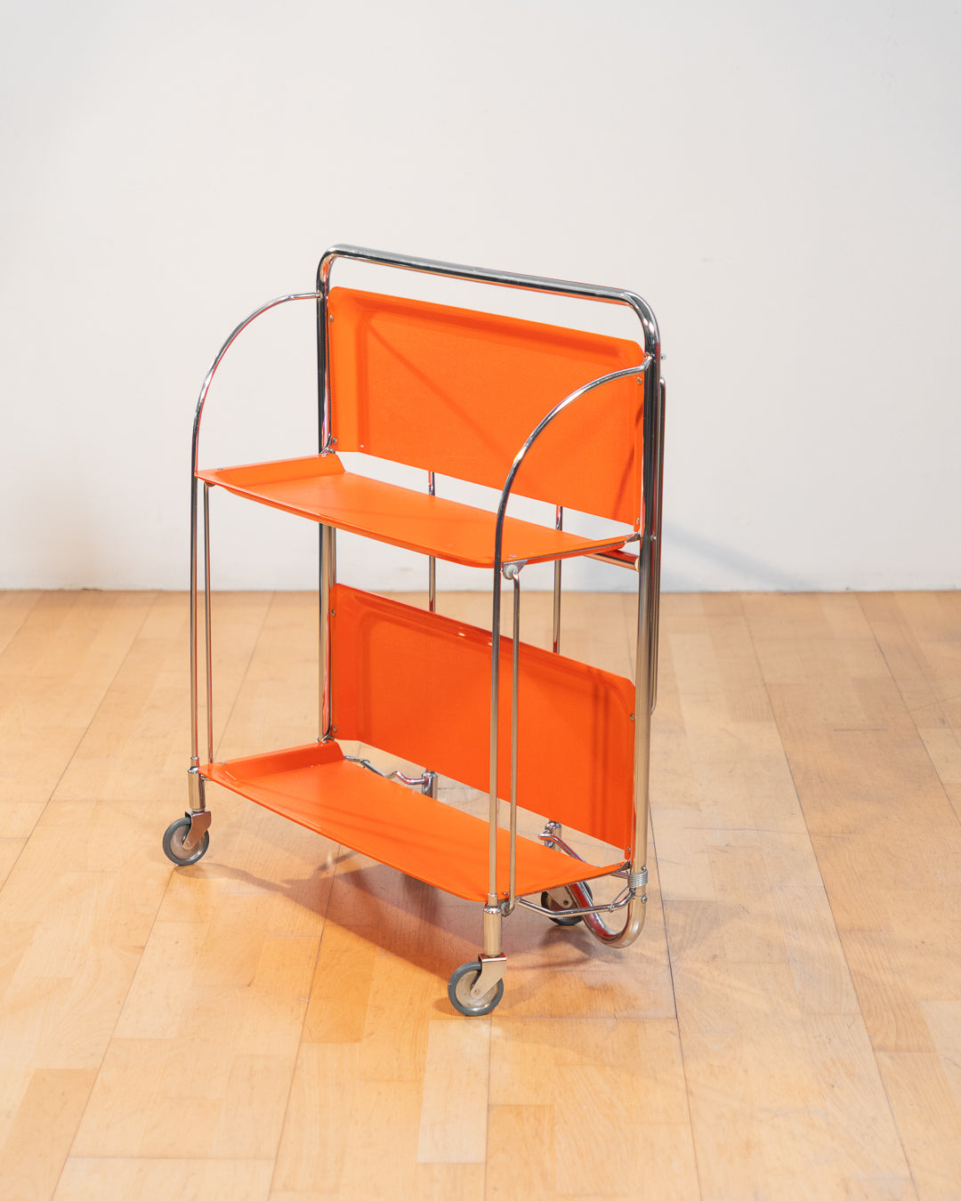 Vintage folding serving trolley 1960s, chrome frame with thin molded orange plastic trays, compact foldable bar cart, Mid-Century / Space Age style, attributed HG Voni – Vecino Shop