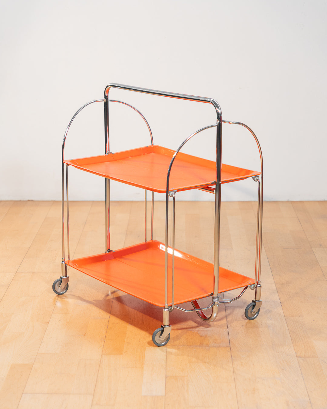 Vintage folding serving trolley 1960s, chrome frame with thin molded orange plastic trays, compact foldable bar cart, Mid-Century / Space Age style, attributed HG Voni – Vecino Shop
