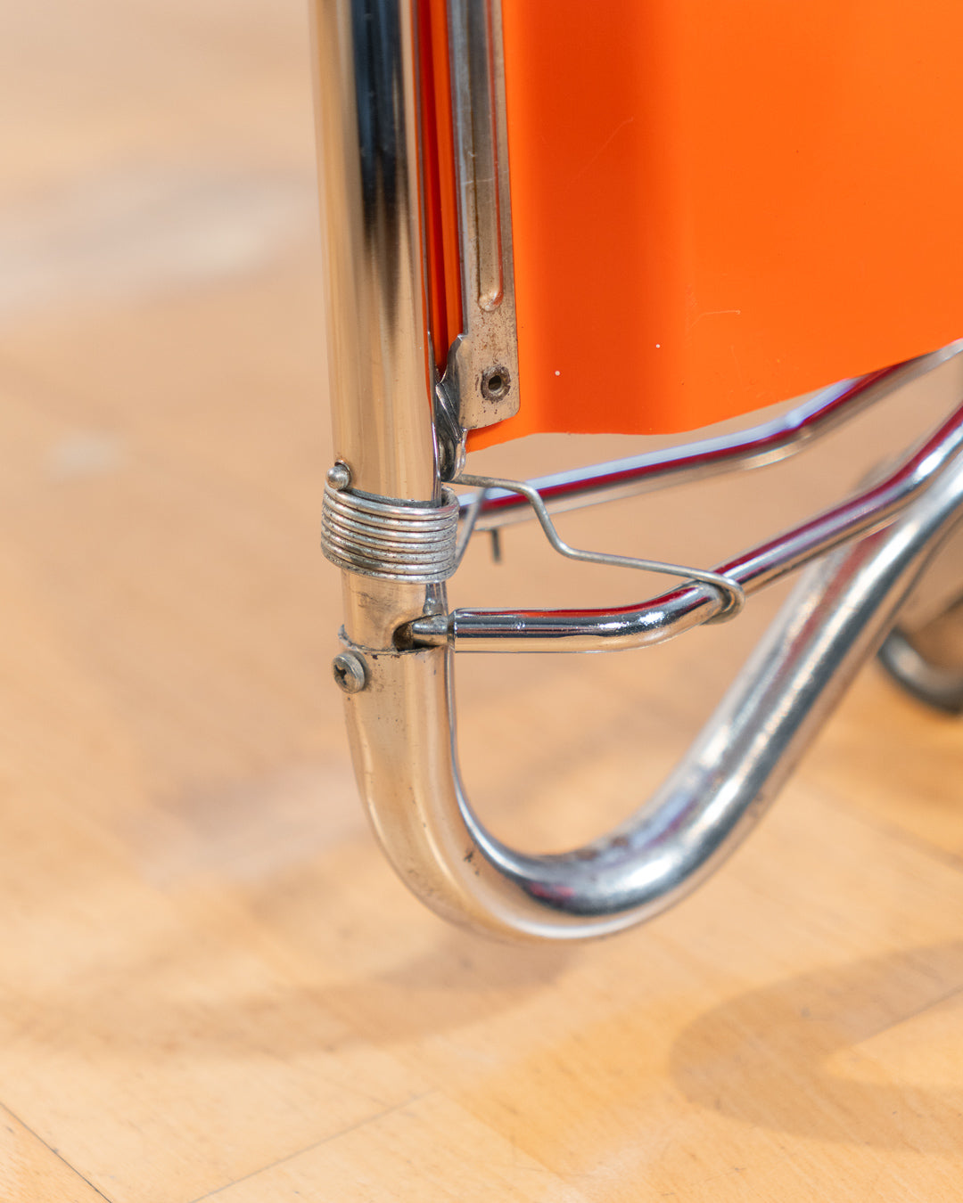Vintage folding serving trolley 1960s, chrome frame with thin molded orange plastic trays, compact foldable bar cart, Mid-Century / Space Age style, attributed HG Voni – Vecino Shop