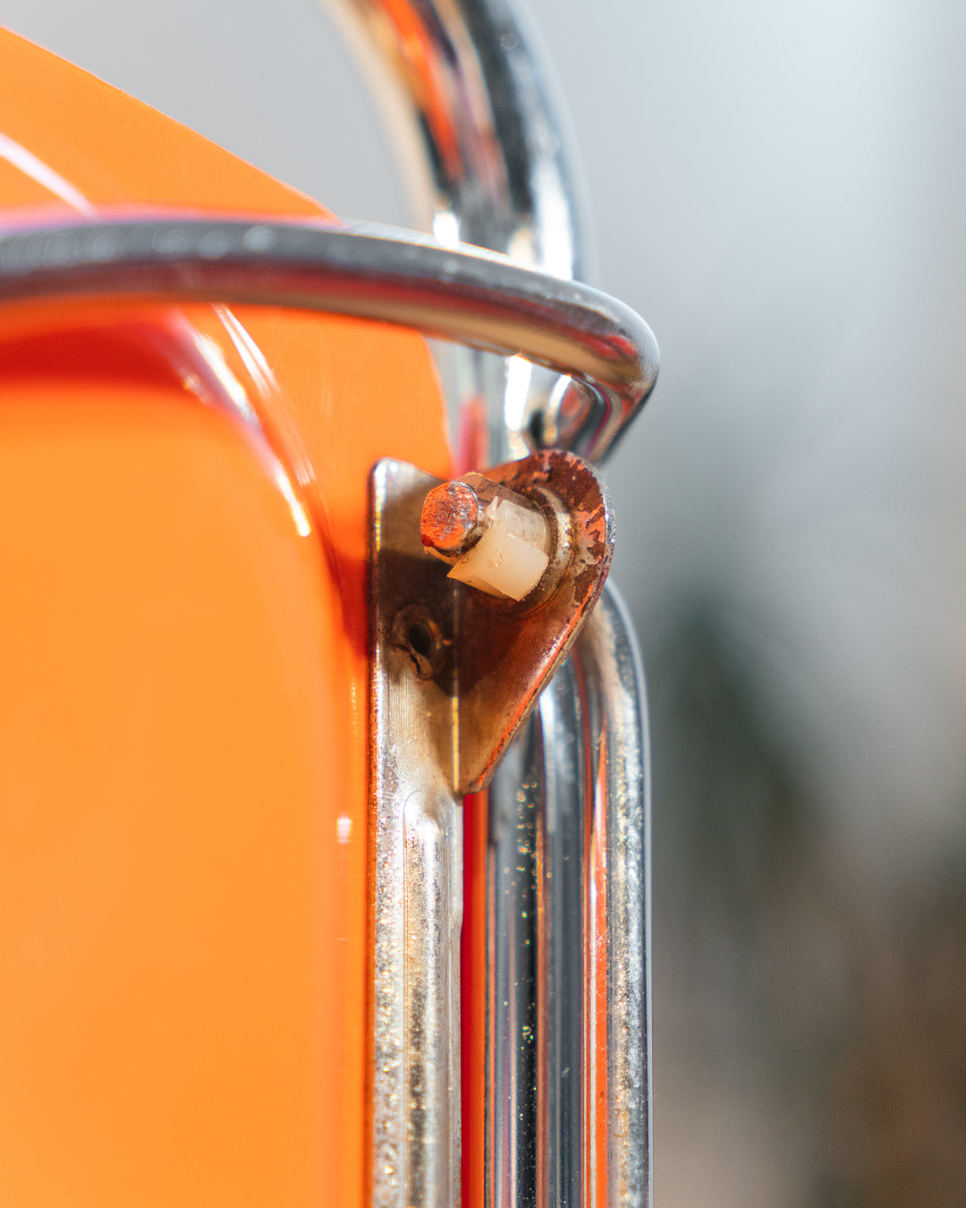 Vintage folding serving trolley 1960s, chrome frame with thin molded orange plastic trays, compact foldable bar cart, Mid-Century / Space Age style, attributed HG Voni – Vecino Shop