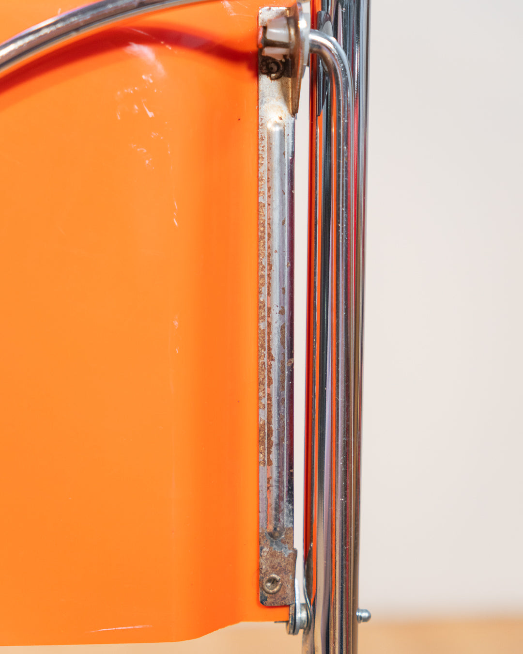 Vintage folding serving trolley 1960s, chrome frame with thin molded orange plastic trays, compact foldable bar cart, Mid-Century / Space Age style, attributed HG Voni – Vecino Shop