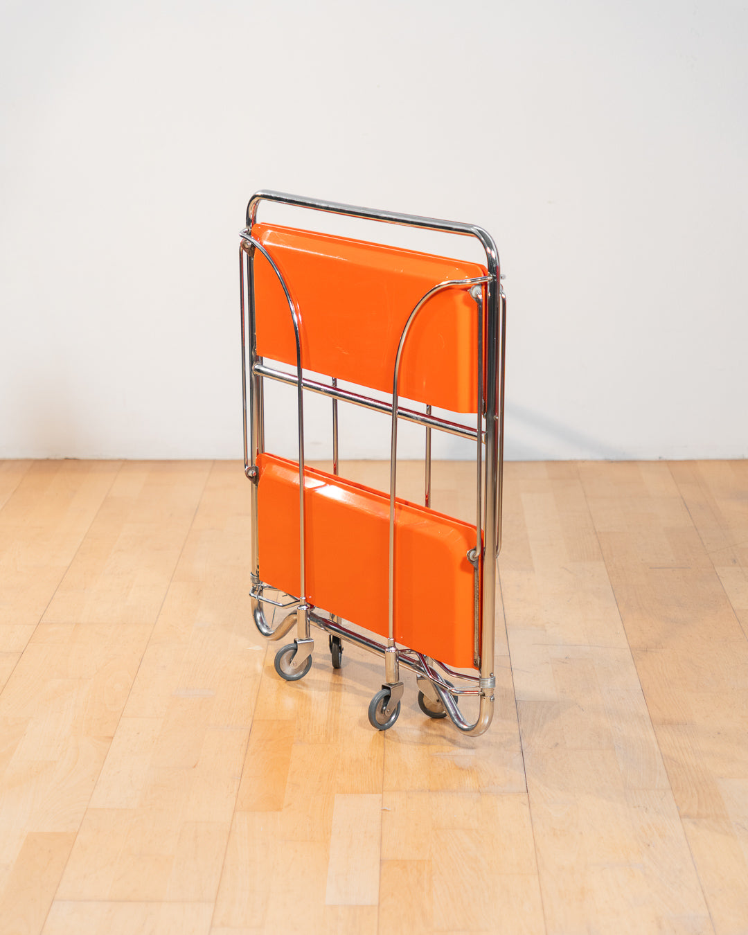 Vintage folding serving trolley 1960s, chrome frame with thin molded orange plastic trays, compact foldable bar cart, Mid-Century / Space Age style, attributed HG Voni – Vecino Shop