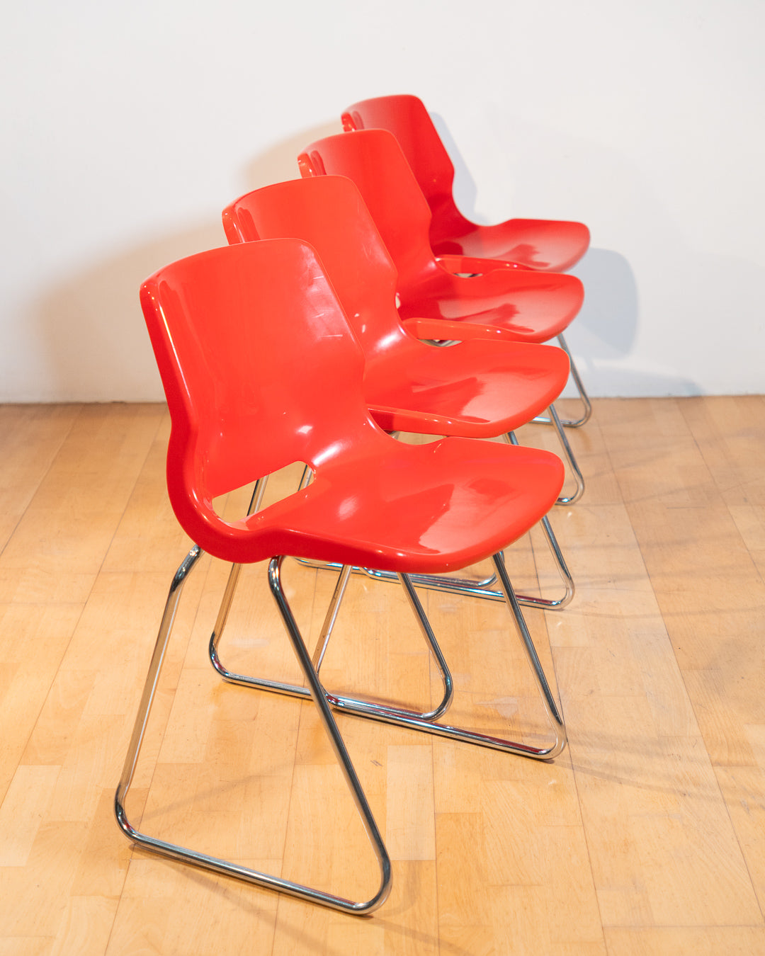 Set of 4 vintage Overman chairs in cherry red plastic with chrome frames, 1970s Swedish design by Svante Schöblom. Vecino Shop