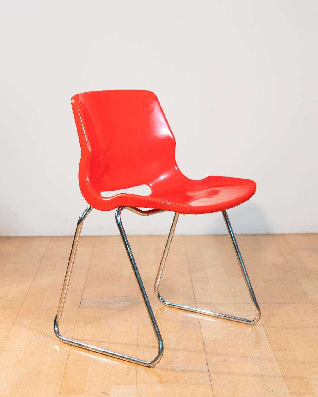 Set of 4 vintage Overman chairs in cherry red plastic with chrome frames, 1970s Swedish design by Svante Schöblom. Vecino Shop