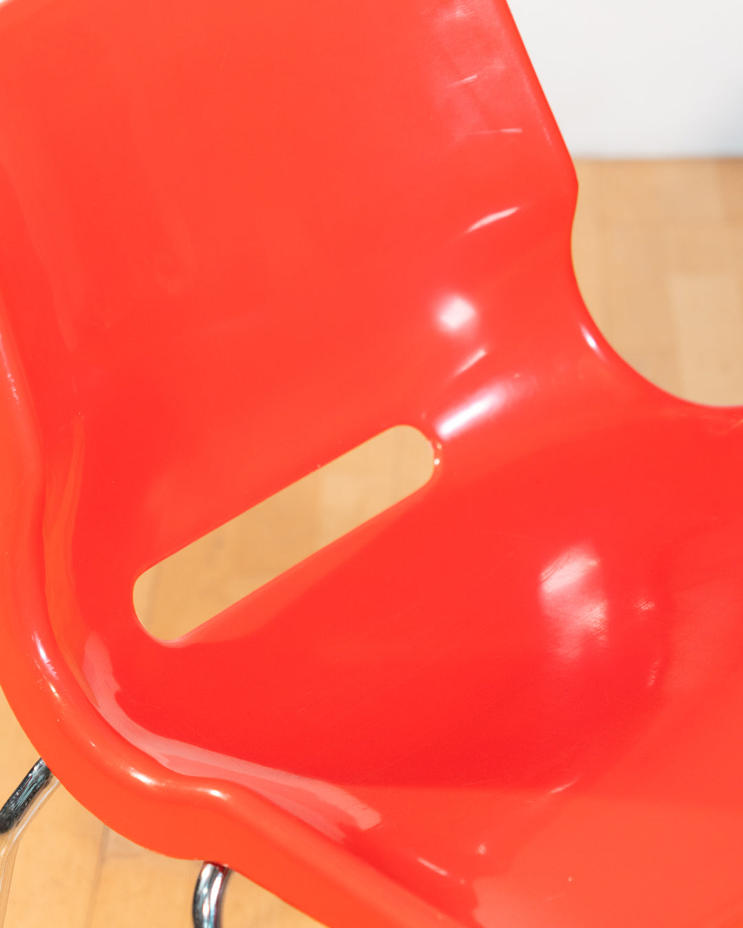 Set of 4 vintage Overman chairs in cherry red plastic with chrome frames, 1970s Swedish design by Svante Schöblom. Vecino Shop