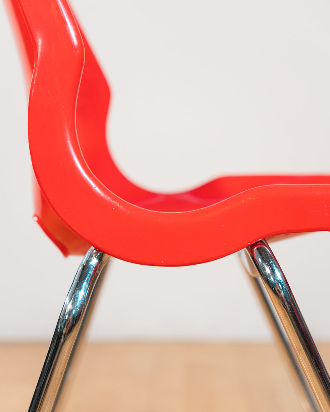 Set of 4 vintage Overman chairs in cherry red plastic with chrome frames, 1970s Swedish design by Svante Schöblom. Vecino Shop