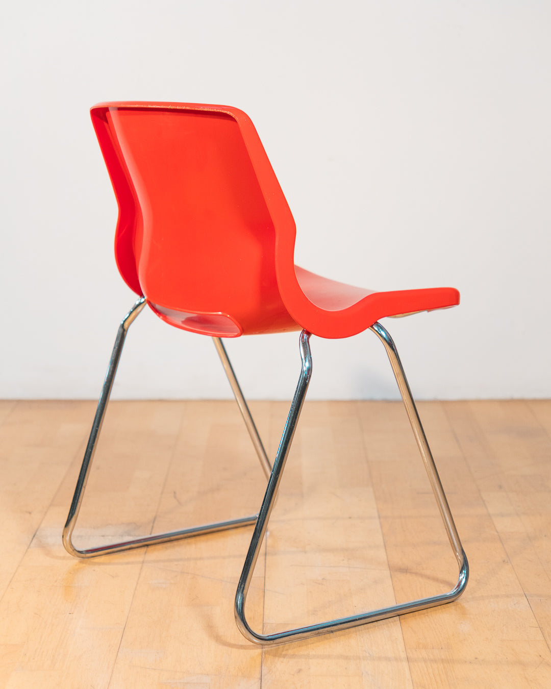 Set of 4 vintage Overman chairs in cherry red plastic with chrome frames, 1970s Swedish design by Svante Schöblom. Vecino Shop