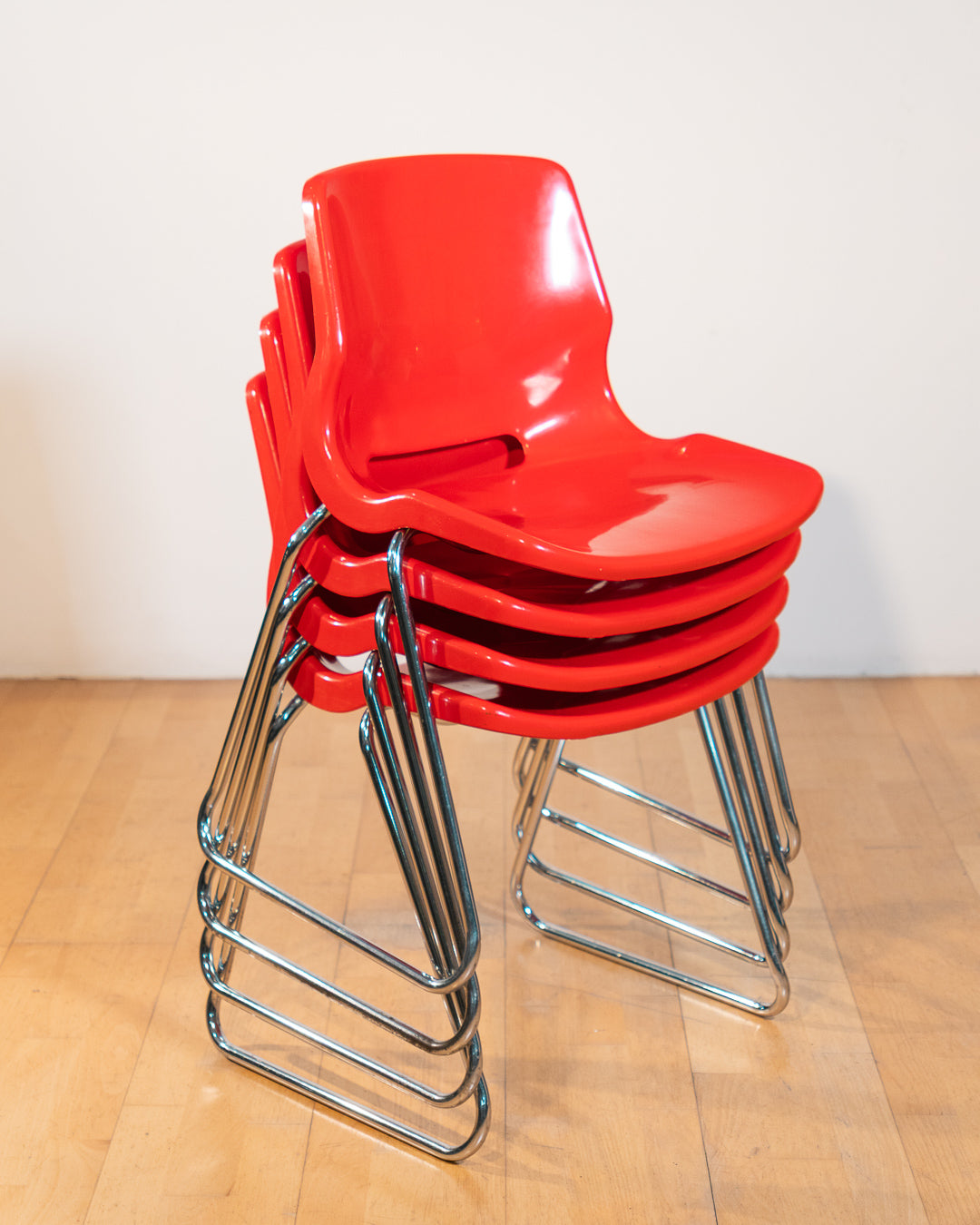 Set of 4 vintage Overman chairs in cherry red plastic with chrome frames, 1970s Swedish design by Svante Schöblom. Vecino Shop