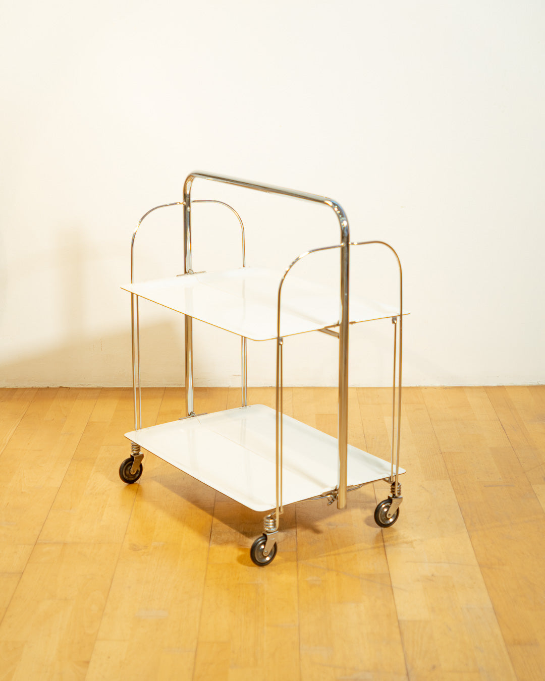 Vintage Raquer folding serving trolley 1960s, chrome frame with white shelves, Mid-Century design, compact foldable bar cart, similar to Dinnet and other classic European brands – Vecino Shop