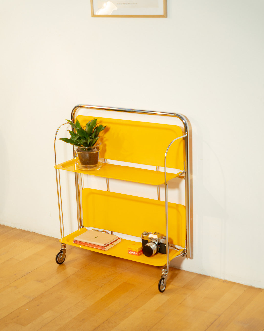 Vintage Raquer folding serving trolley 1960s, chrome frame with thin molded yellow plastic trays, Mid-Century / Space Age design, compact foldable bar cart, similar to Dinnet and other classic European brands – Vecino Shop