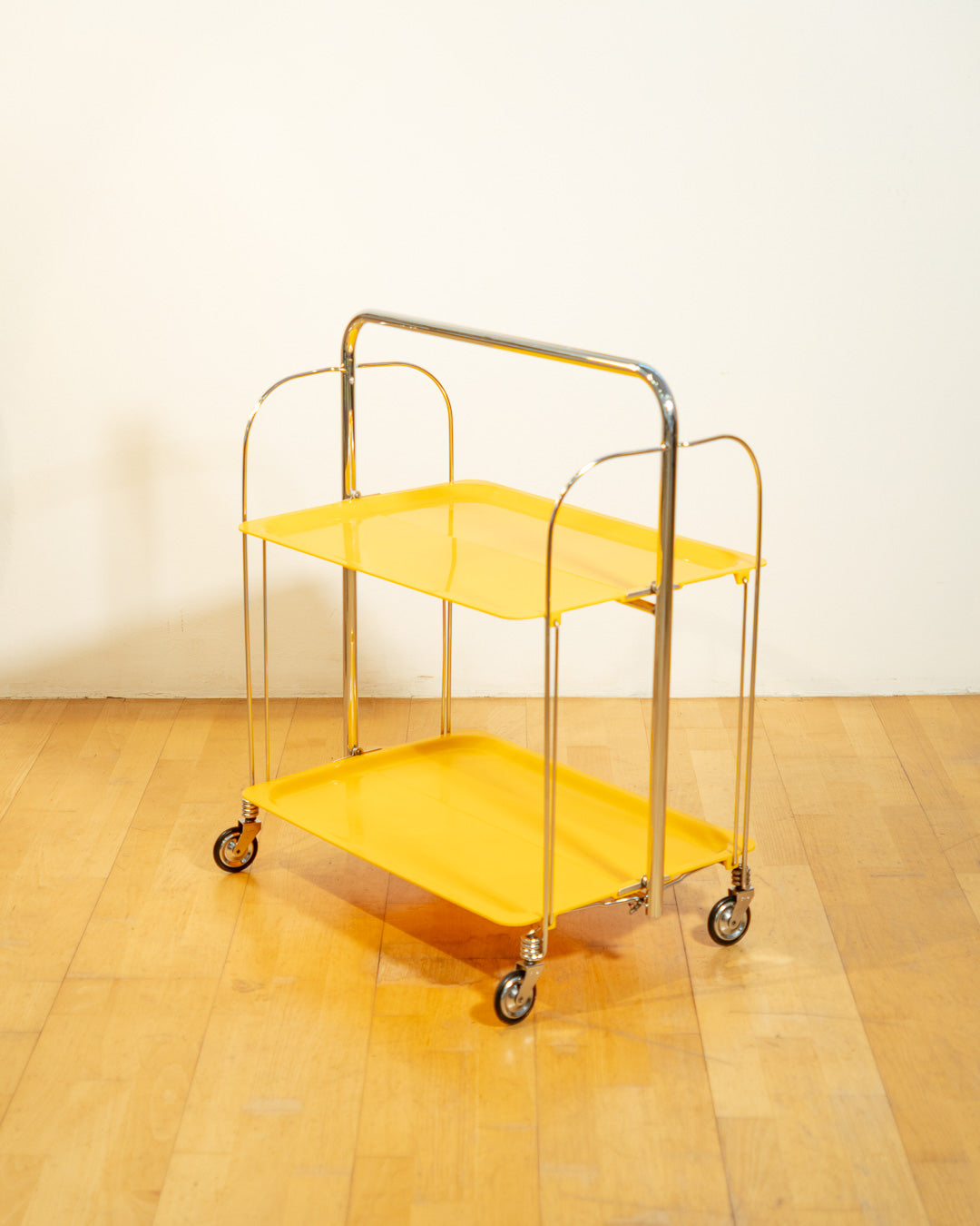 Vintage Raquer folding serving trolley 1960s, chrome frame with thin molded yellow plastic trays, Mid-Century / Space Age design, compact foldable bar cart, similar to Dinnet and other classic European brands – Vecino Shop