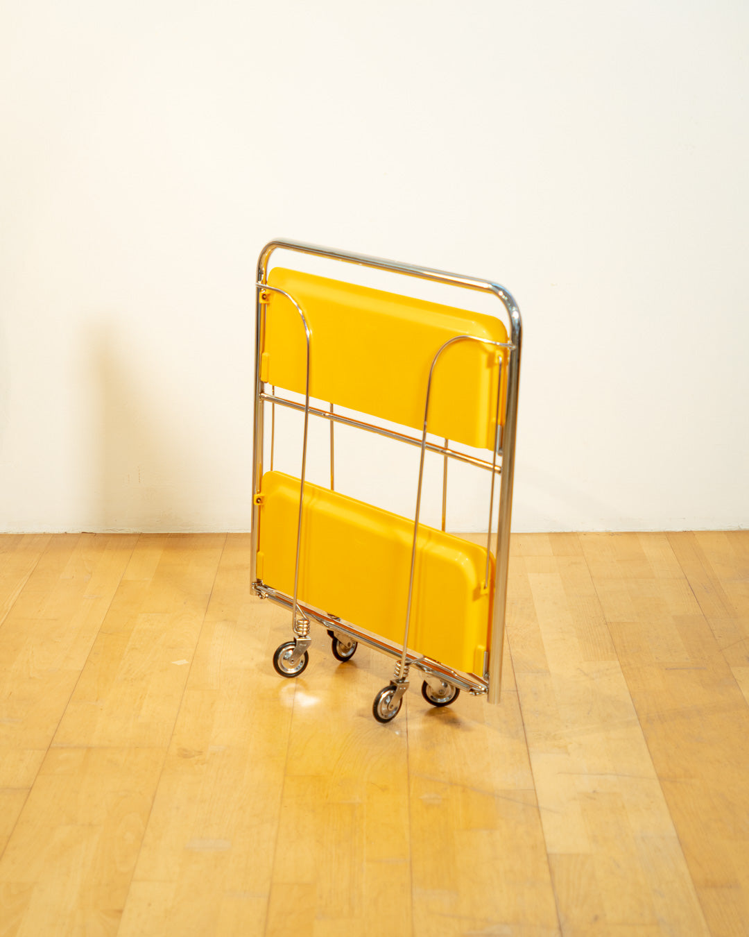 Vintage Raquer folding serving trolley 1960s, chrome frame with thin molded yellow plastic trays, Mid-Century / Space Age design, compact foldable bar cart, similar to Dinnet and other classic European brands – Vecino Shop