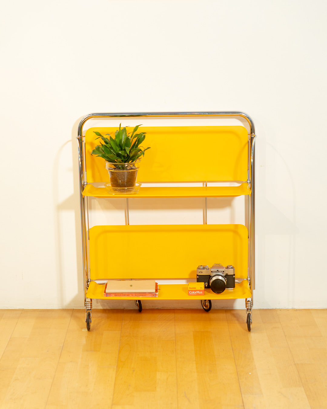 Vintage Raquer folding serving trolley 1960s, chrome frame with thin molded yellow plastic trays, Mid-Century / Space Age design, compact foldable bar cart, similar to Dinnet and other classic European brands – Vecino Shop