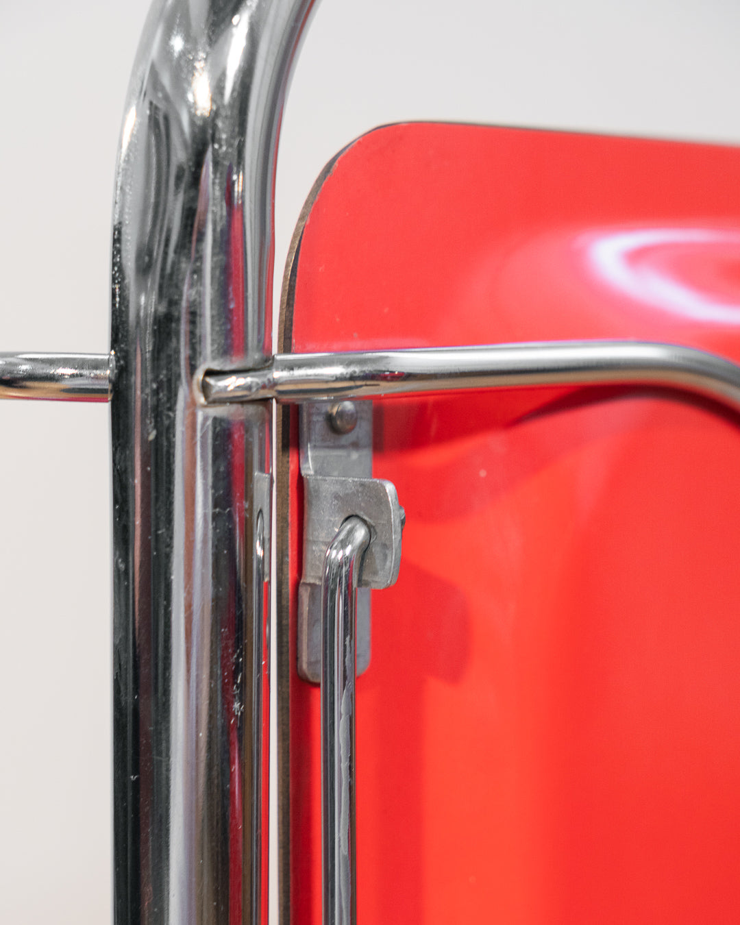 Vintage Raquer folding serving trolley 1960s, chrome frame with thin molded red trays, Mid-Century / Space Age design, compact foldable bar cart, similar to Dinnet and other classic European brands – Vecino Shop