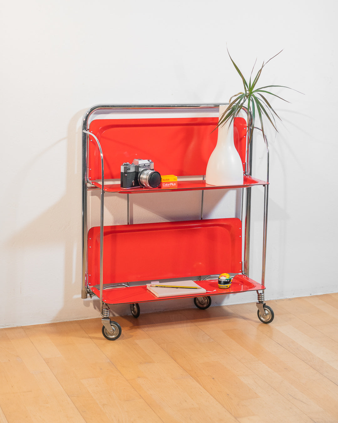 Vintage Raquer folding serving trolley 1960s, chrome frame with thin molded red trays, Mid-Century / Space Age design, compact foldable bar cart, similar to Dinnet and other classic European brands – Vecino Shop