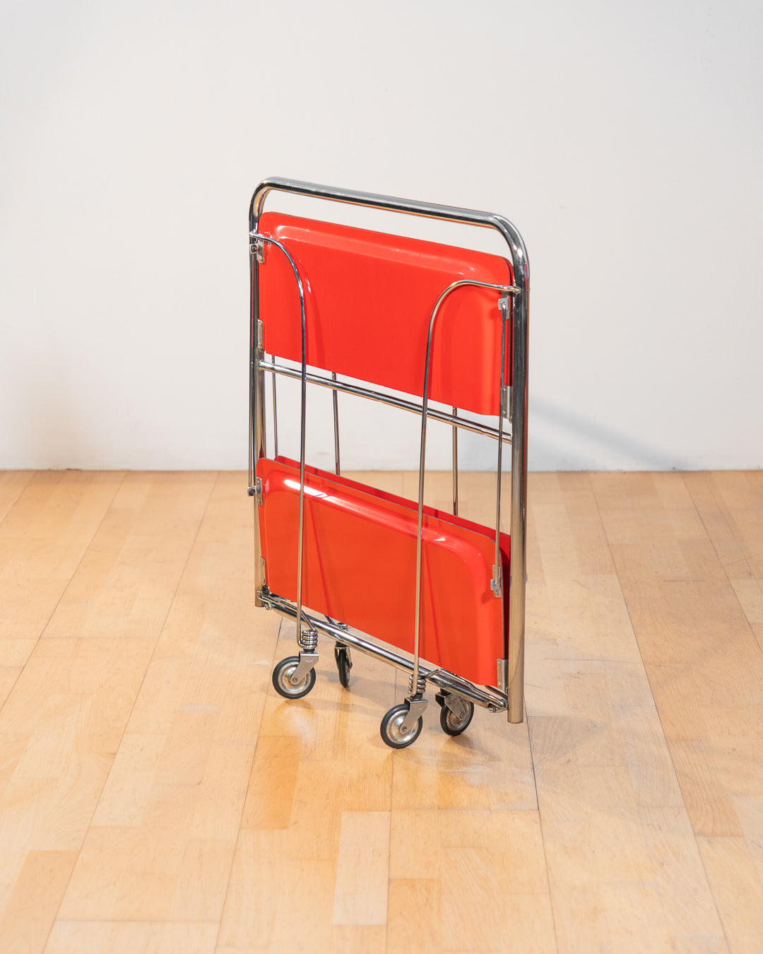 Vintage Raquer folding serving trolley 1960s, chrome frame with thin molded red trays, Mid-Century / Space Age design, compact foldable bar cart, similar to Dinnet and other classic European brands – Vecino Shop