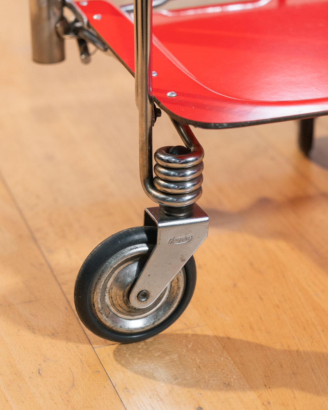 Vintage Raquer folding serving trolley 1960s, chrome frame with thin molded red trays, Mid-Century / Space Age design, compact foldable bar cart, similar to Dinnet and other classic European brands – Vecino Shop