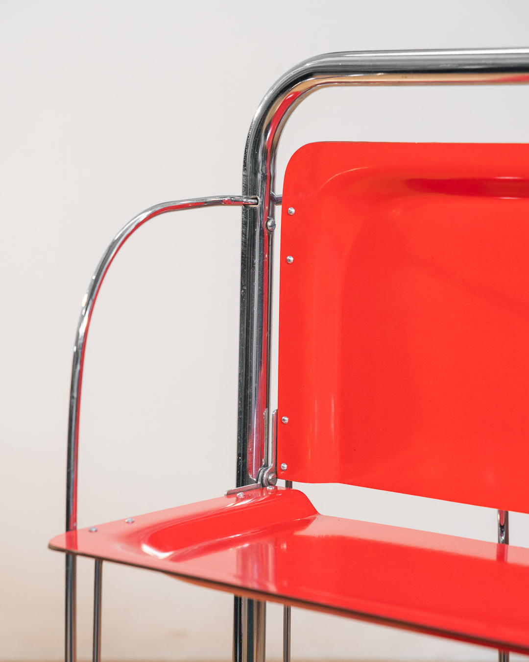 Vintage Raquer folding serving trolley 1960s, chrome frame with thin molded red trays, Mid-Century / Space Age design, compact foldable bar cart, similar to Dinnet and other classic European brands – Vecino Shop