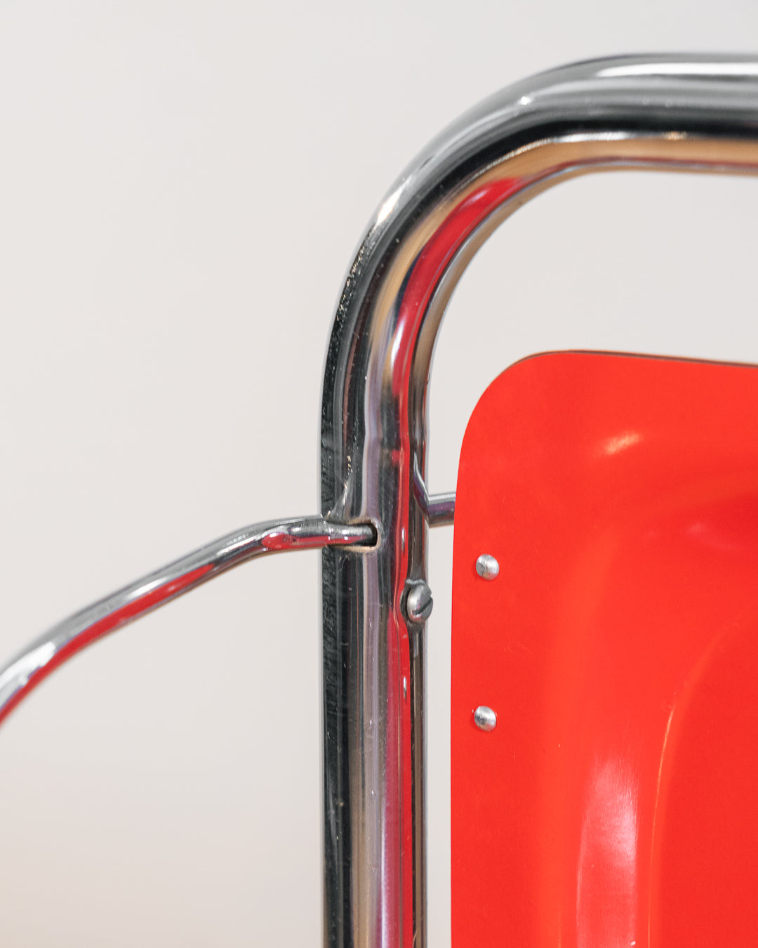 Vintage Raquer folding serving trolley 1960s, chrome frame with thin molded red trays, Mid-Century / Space Age design, compact foldable bar cart, similar to Dinnet and other classic European brands – Vecino Shop