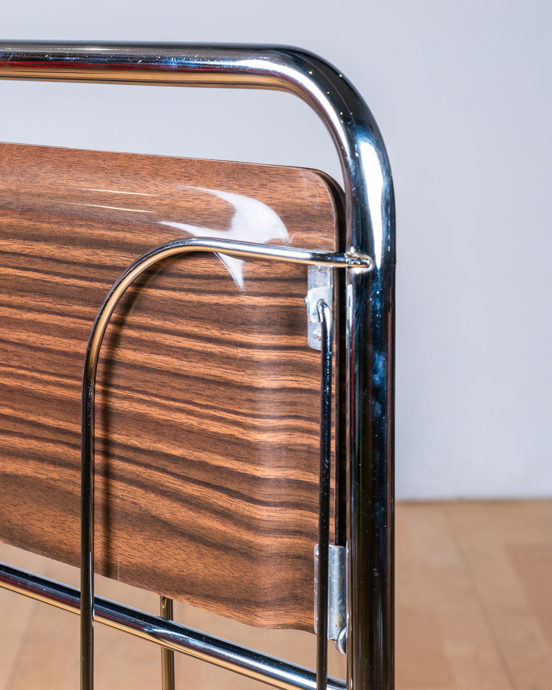 Vintage 1960s Raquer dark woodgrain folding trolley with  Formica shelves and chrome details. Bar Cart, drinks trolley. Mid Century Modern. Vecino Shop