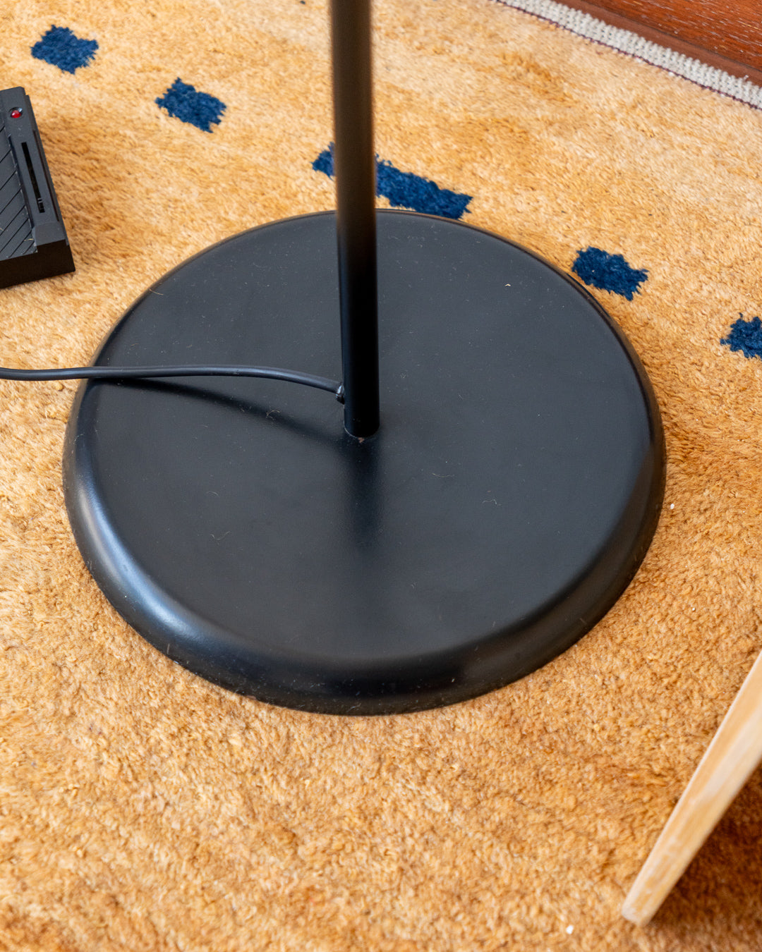 Vintage Retrolux Milano black floor lamp with book-style shade, halogen, foot dimmer, Italy – Vecino Shop