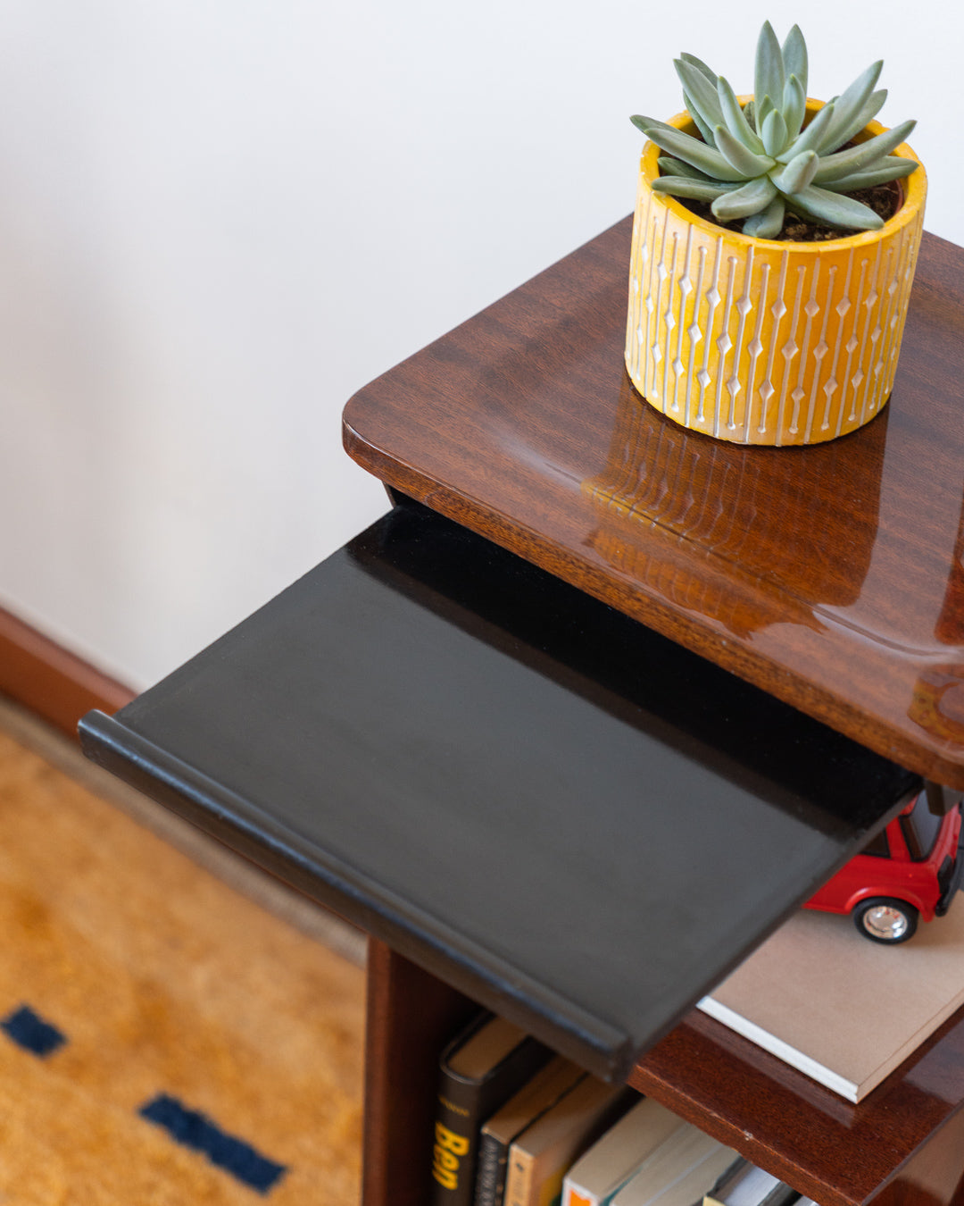 Vintage 1960s wooden rolling side table with black metal frame, magazine rack – Vecino Shop