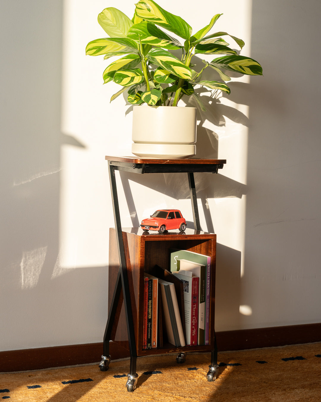 Vintage 1960s wooden rolling side table with black metal frame, magazine rack – Vecino Shop