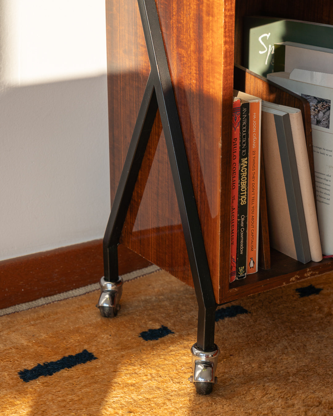 Vintage 1960s wooden rolling side table with black metal frame, magazine rack – Vecino Shop