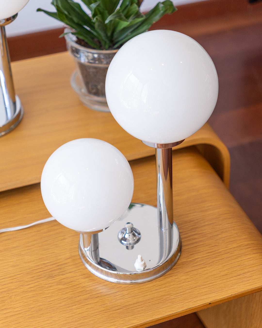 Set of two 1970s chrome and white opaline table lamps – Space Age design, excellent condition. Vecino Shop
