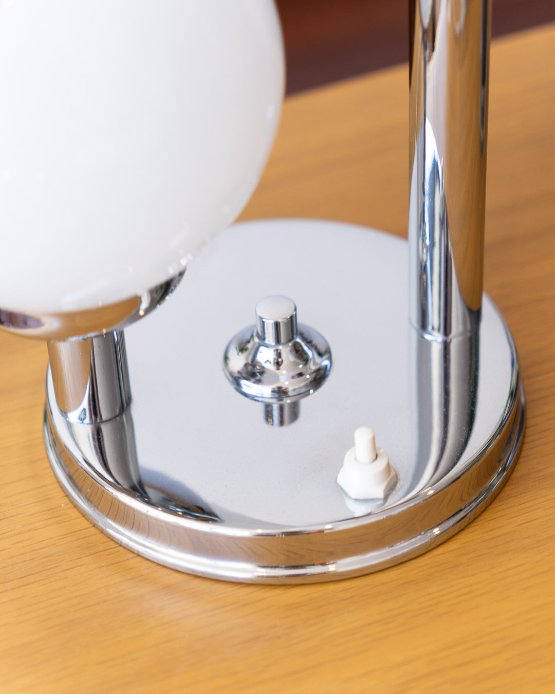 Set of two 1970s chrome and white opaline table lamps – Space Age design, excellent condition. Vecino Shop