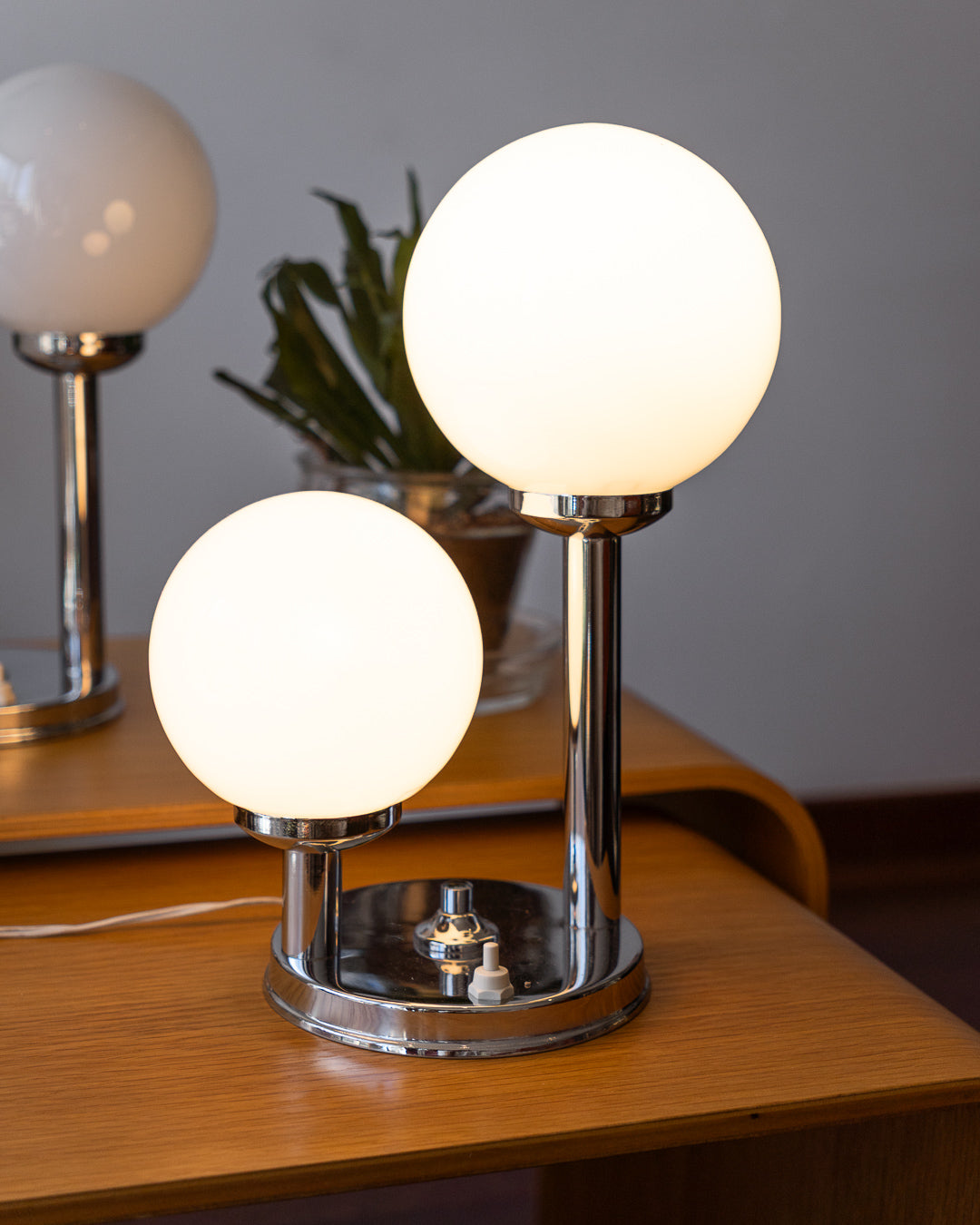 Set of two 1970s chrome and white opaline table lamps – Space Age design, excellent condition. Vecino Shop