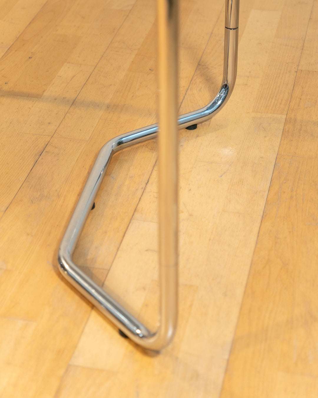 Rare 1970s Space Age dining table with tubular chrome frame and smoked glass top. Vintage piece in excellent condition. Vecino Shop