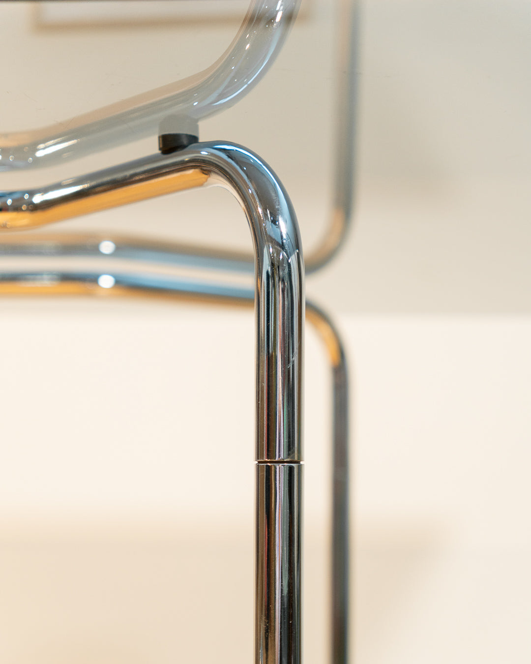 Rare 1970s Space Age dining table with tubular chrome frame and smoked glass top. Vintage piece in excellent condition. Vecino Shop