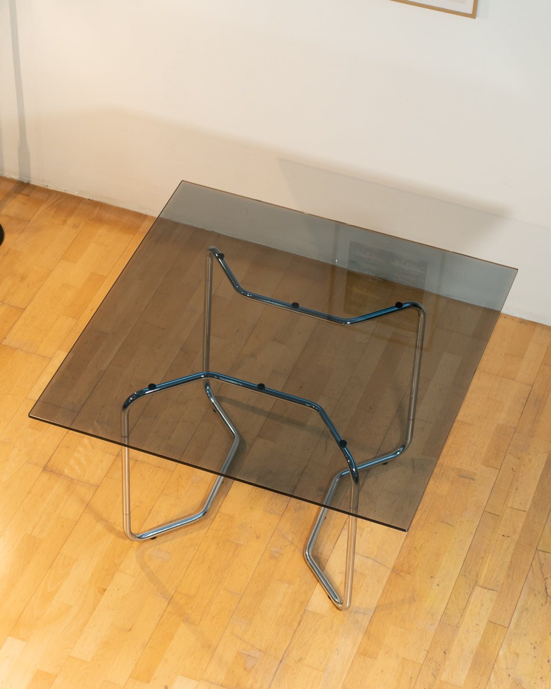 Rare 1970s Space Age dining table with tubular chrome frame and smoked glass top. Vintage piece in excellent condition. Vecino Shop