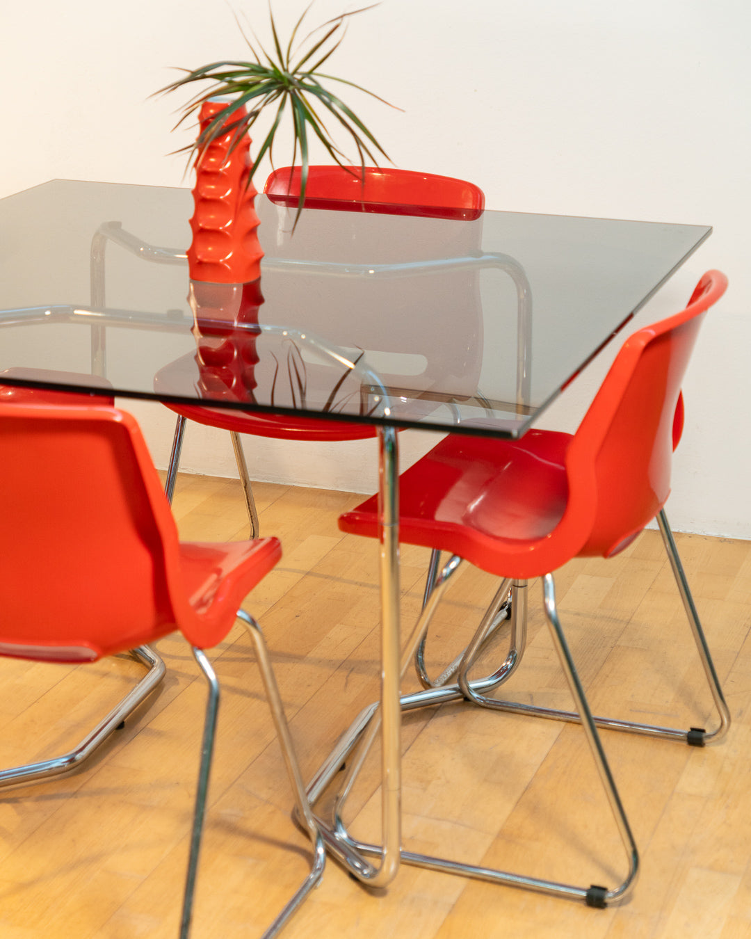 Rare 1970s Space Age dining table with tubular chrome frame and smoked glass top. Vintage piece in excellent condition. Vecino Shop