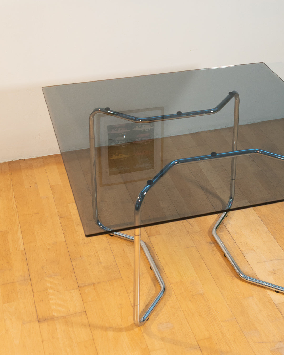 Rare 1970s Space Age dining table with tubular chrome frame and smoked glass top. Vintage piece in excellent condition. Vecino Shop