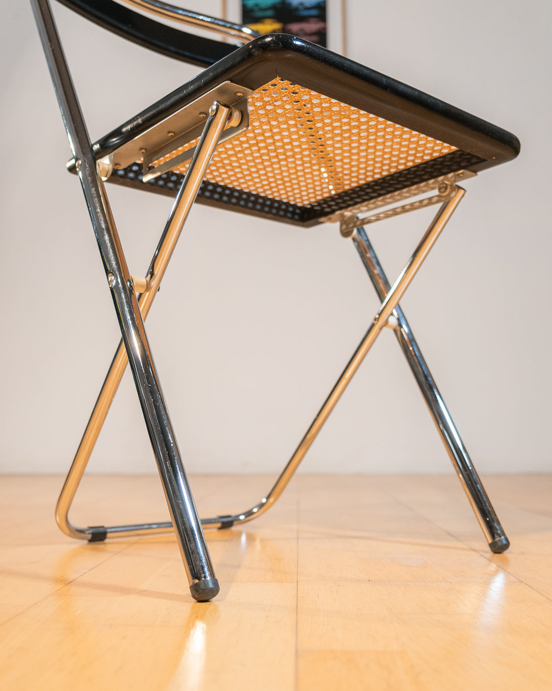 Vintage 1970s foldable rattan chair with chrome frame and lacquered wood backrest, iconic retro design, in very good vintage condition. Vecino Shop